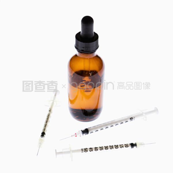 针头与瓶子 滴管的精准艺术